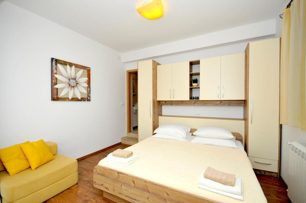 Apartments Penic Trogir Exteriör bild