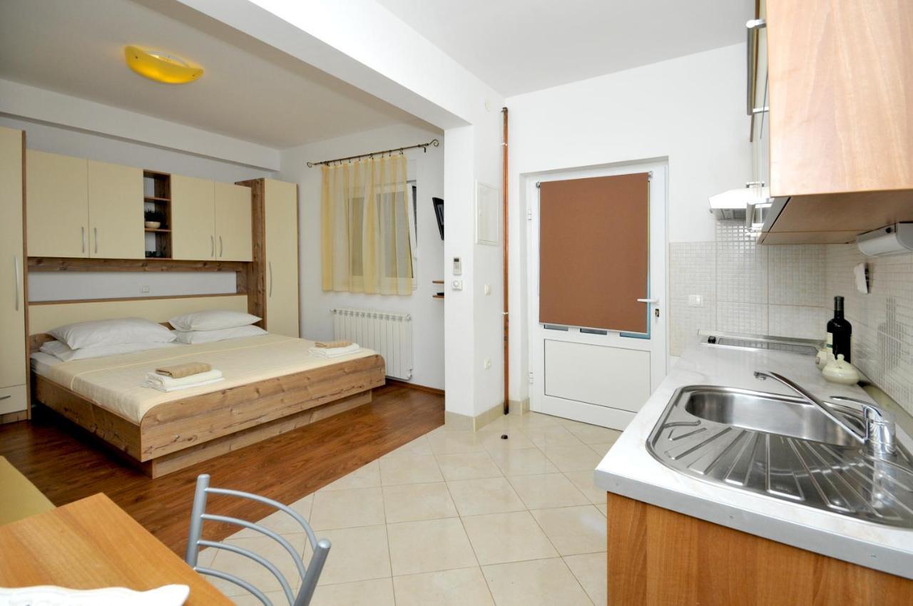 Apartments Penic Trogir Exteriör bild
